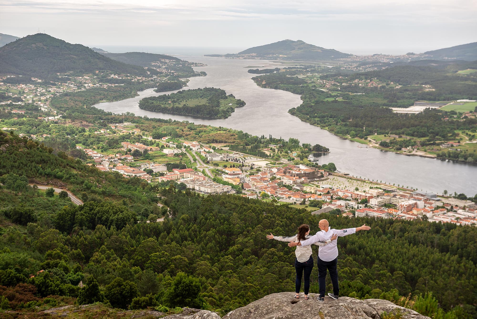 Noivos a abrirem os braços e a sorrirem um para o outro