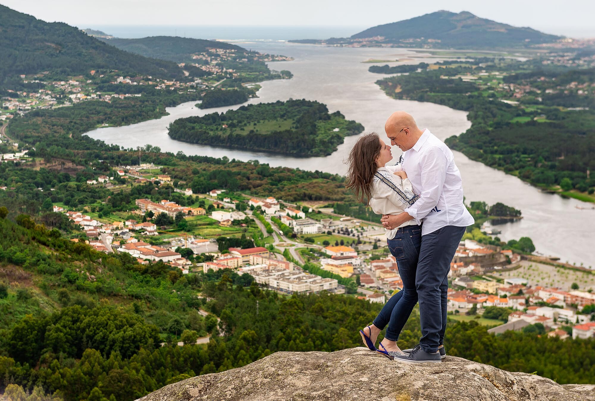 Noivo a abraçar a Noiva em cima de uma rocha