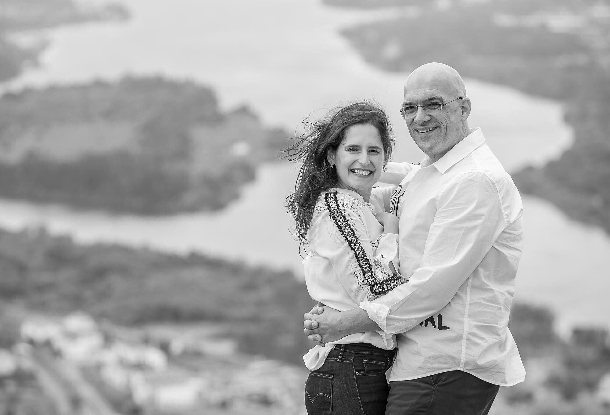 Noivos a sorrirem e a dar um abraço