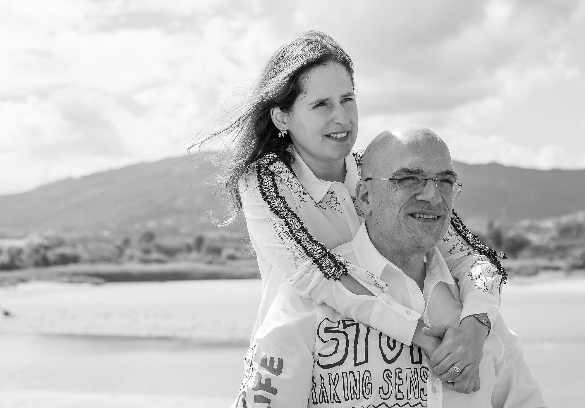 Noiva com os braços em volta do Noivo