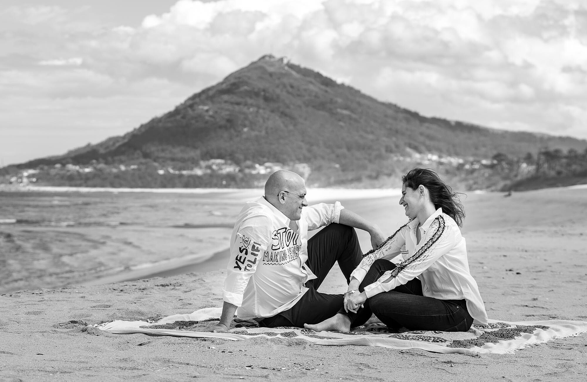 Casal a conversarem na praia