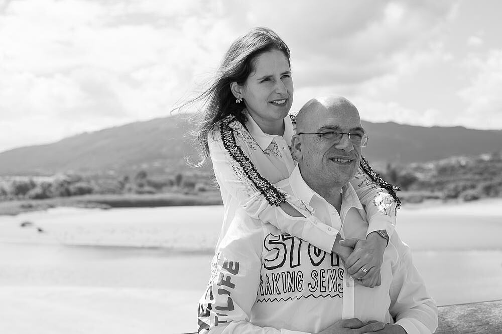 Noiva com os braços envolta do Noivo