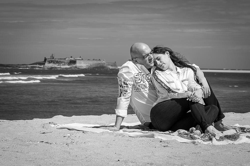 Noiva com a cabeça encostada no ombro do noivo