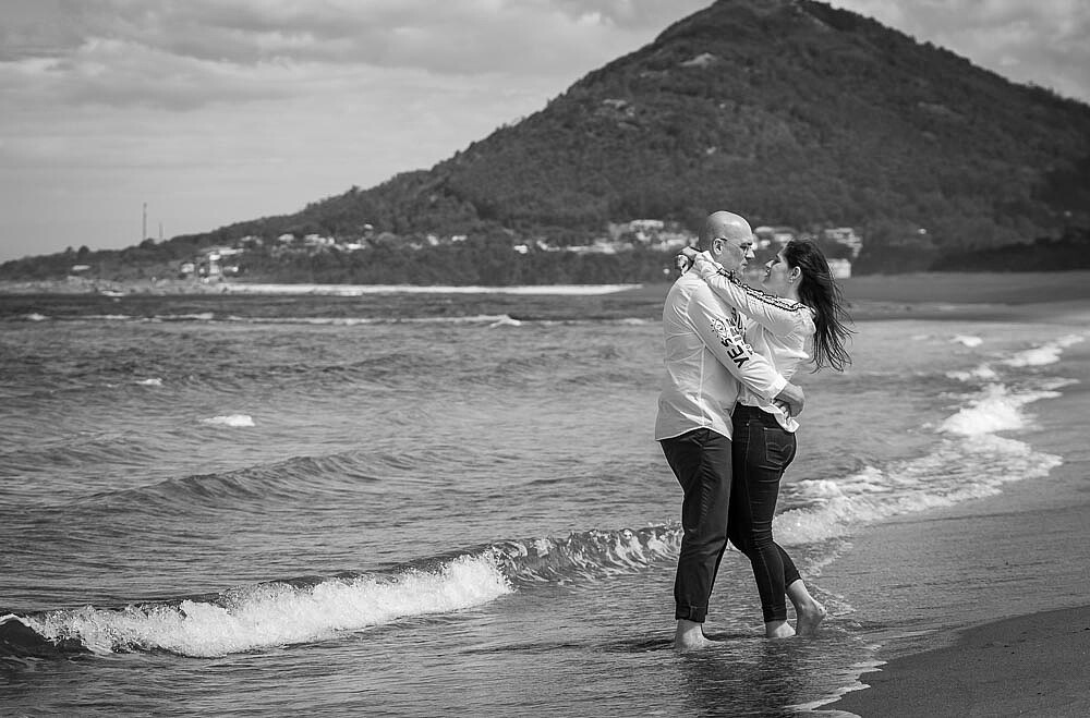 Casal com os pés na água