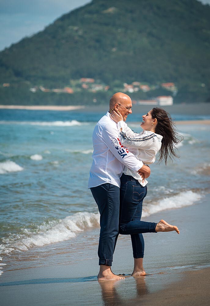 Casal feliz dentro de água a dar um abraço