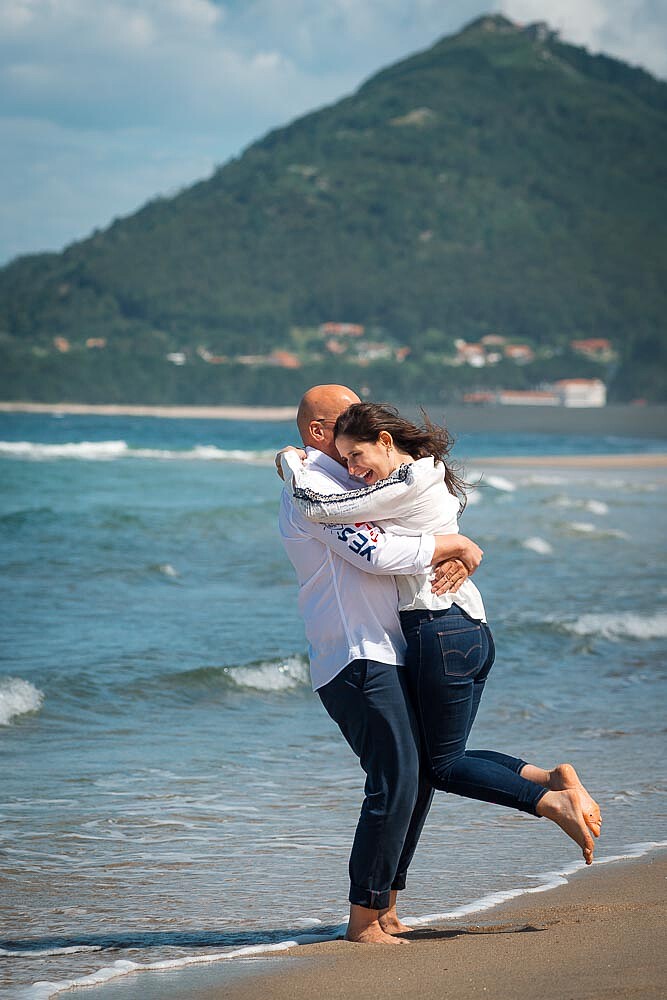 Noivo a pegar ao colo a Noiva feliz