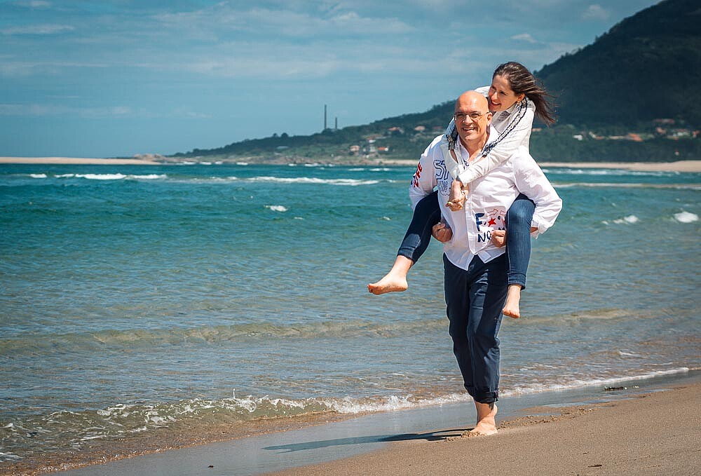 Noivo com a Noiva nas costas