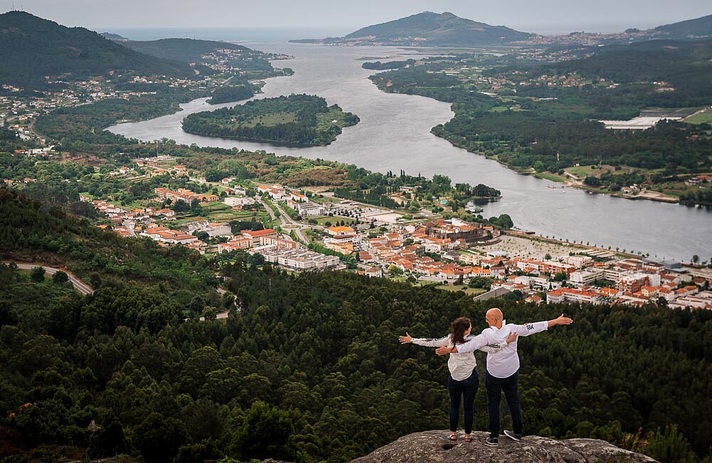 Casal a abrir os braços e a olharem um para o outro