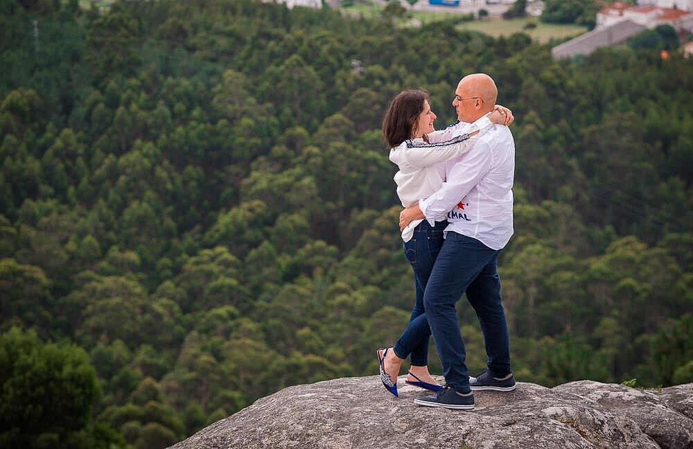Casal a fazer pose em cima da pedra
