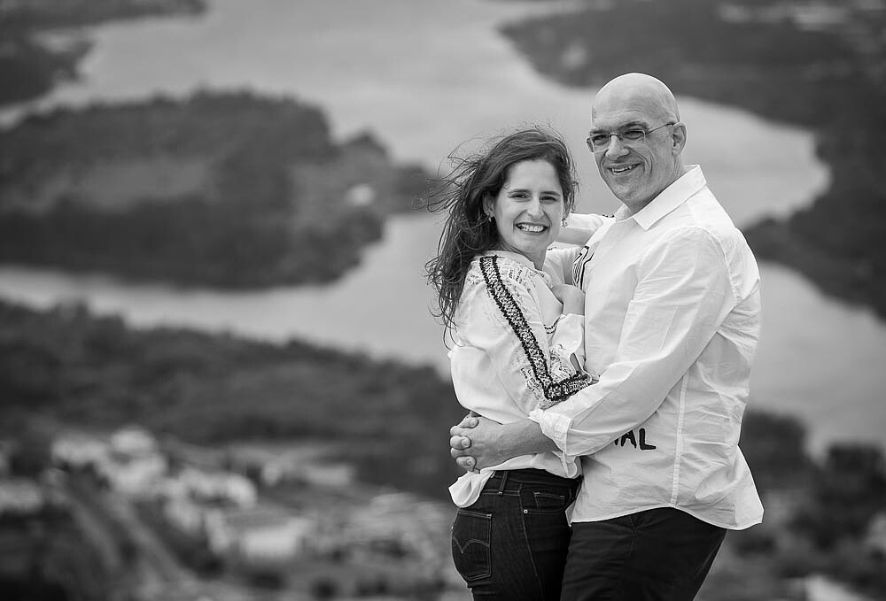 Casal a sorrir para a camara e a dar um abraço