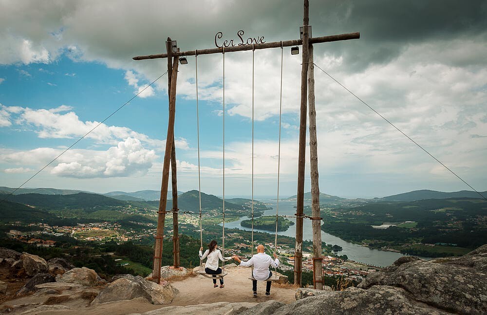 Casal no baloiço de mãos dadas