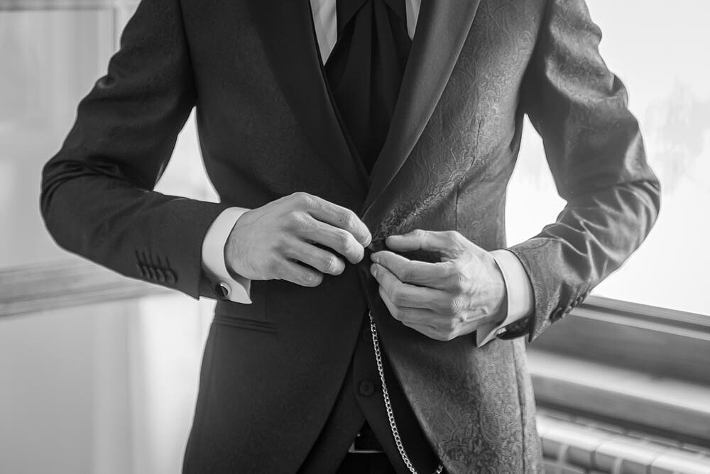 Noivo a ajeitar o fato