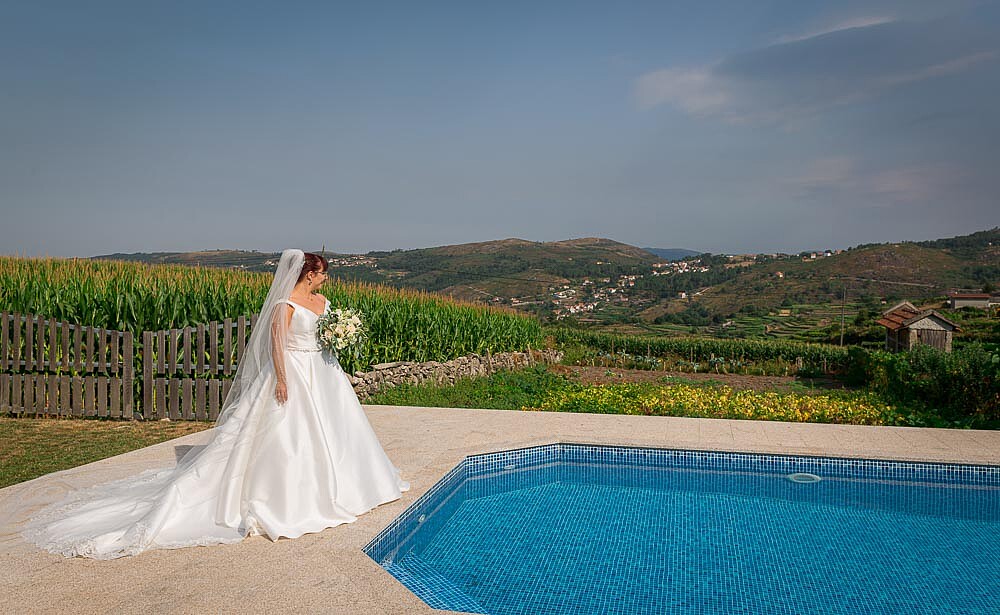 Noiva a beira da piscina