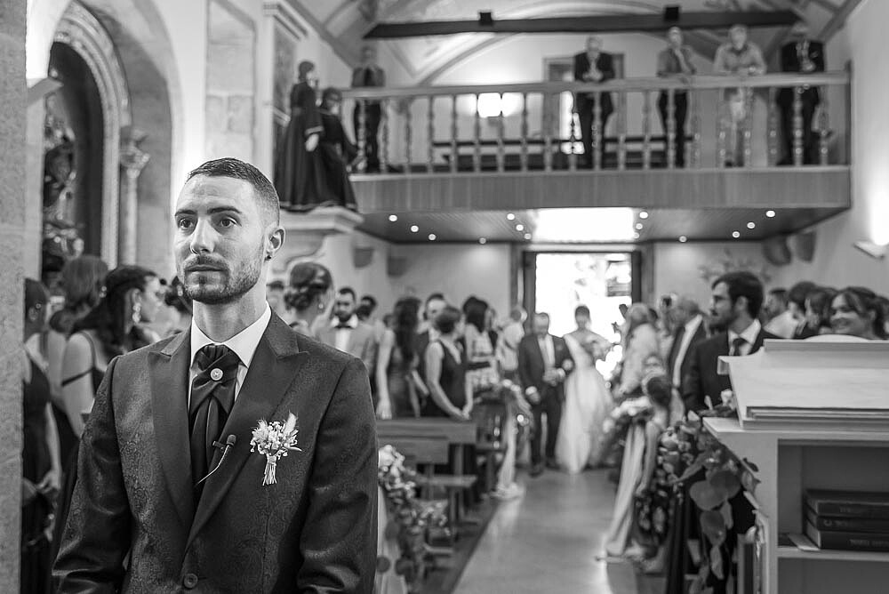 Noivo a espera da Noiva no altar