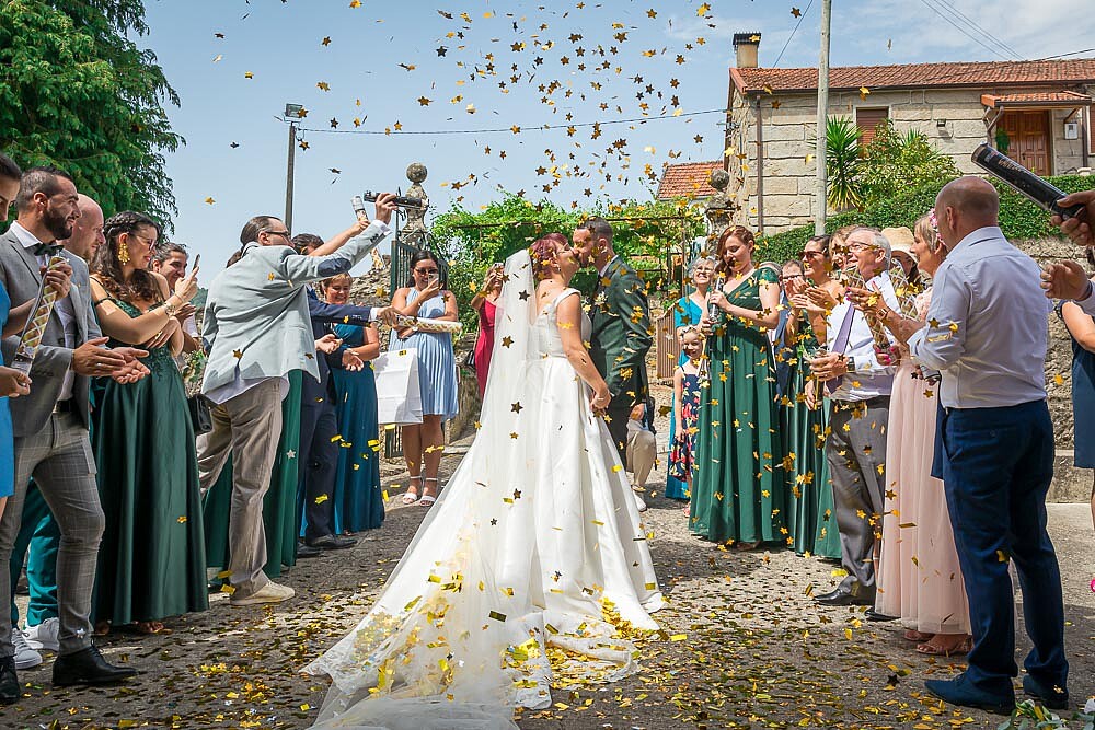 Beijo do Casal depois da saída da igreja