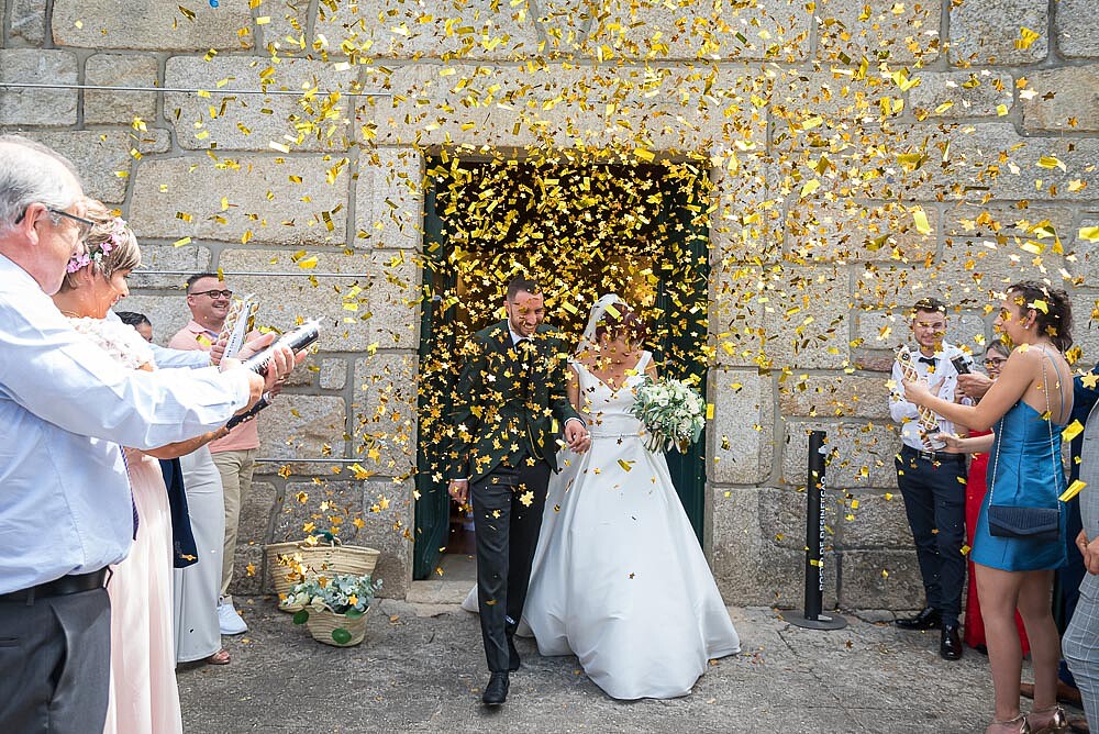 Confetis depois dos noivos saírem da igreja
