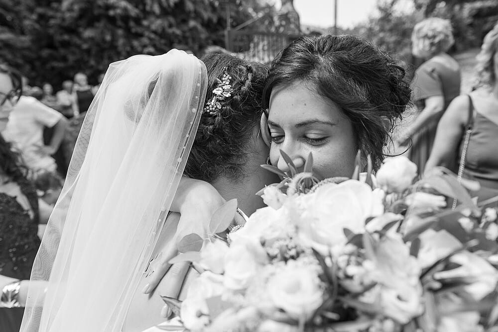 Noiva a abraçar uma das madrinha