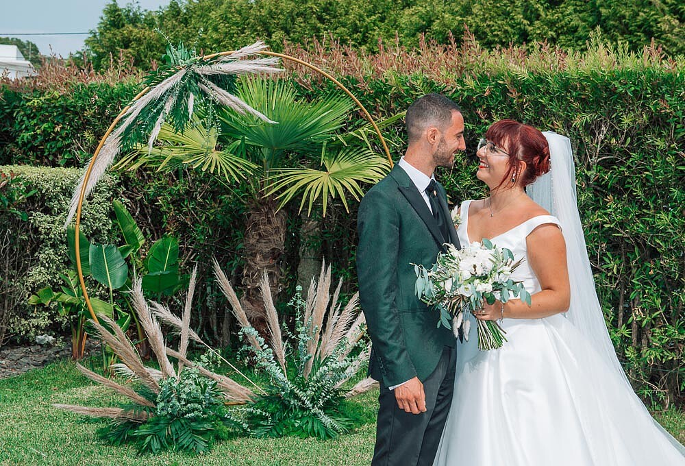 Casal a sorrirem um para o outro no jardim da Quinta do Cruzeiro