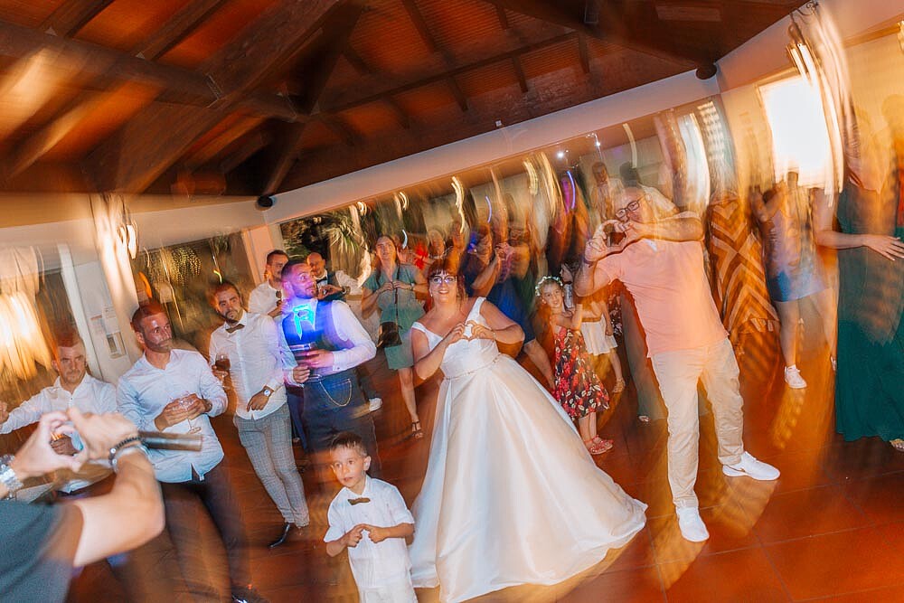 Casal e convidados a dançarem