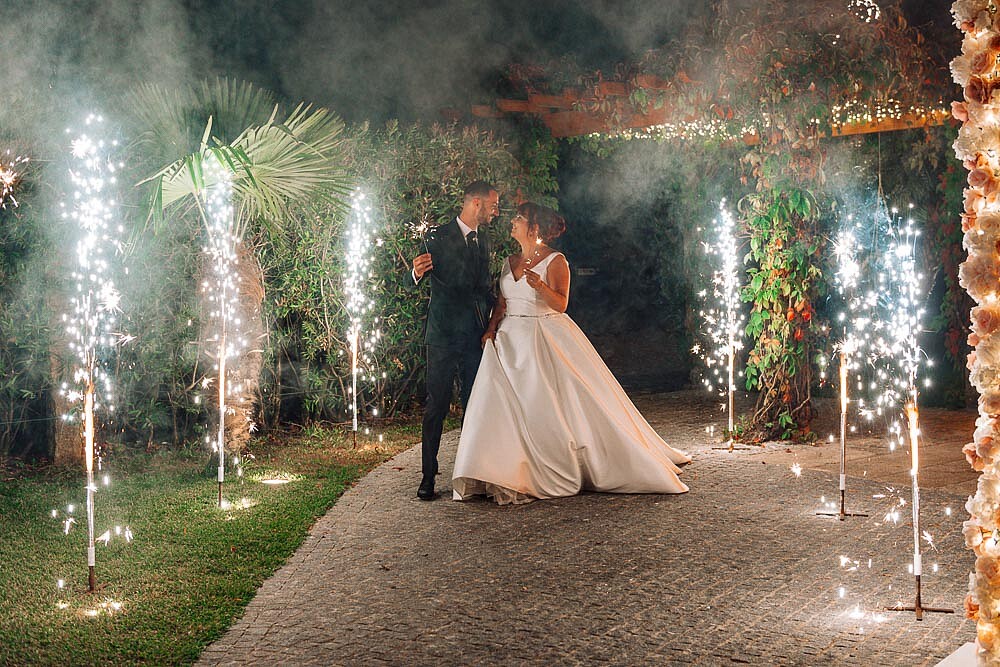 Casal a caminhar até para cortar o bolo
