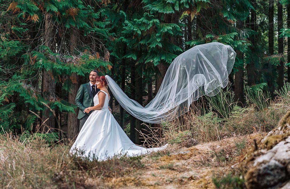 Pós Casamento :: Noivos a darem as mãos enquanto olham para a frente