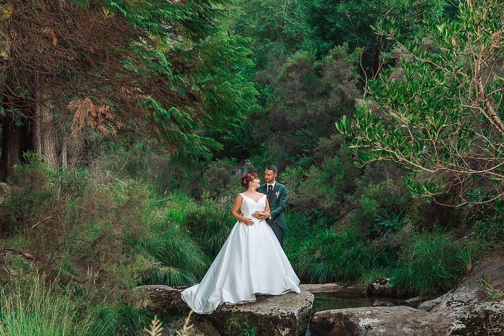 Pós Casamento :: Casal em cima de uma pedra do lago a olharem um para o outro