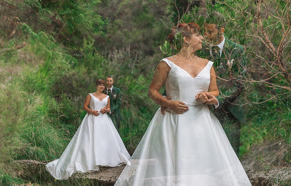 Pós Casamento :: Homem a abraçar a mulher por trás