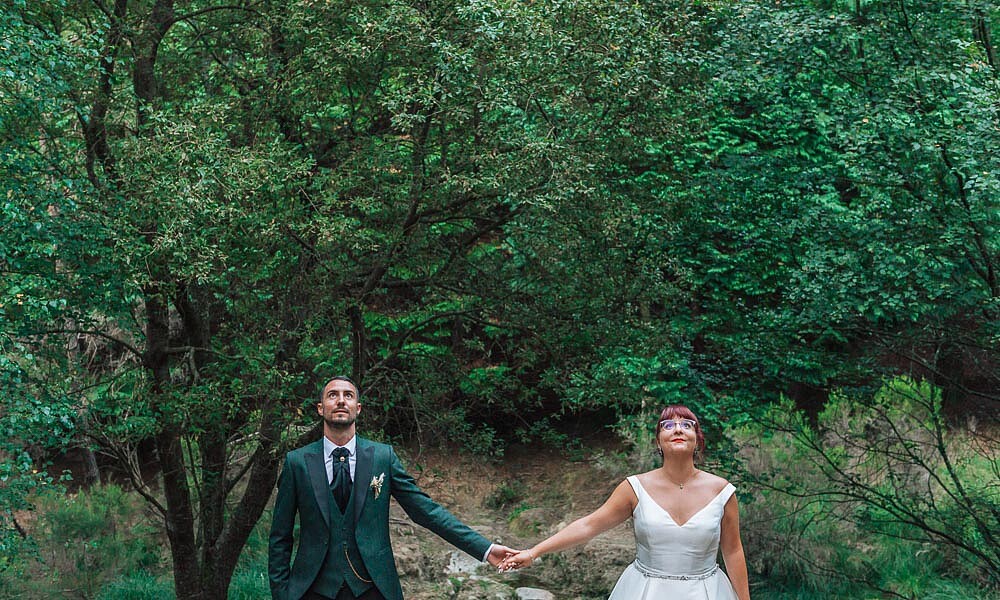 Pós Casamento ::Casal a olhar para o céu enquanto dão as mãos