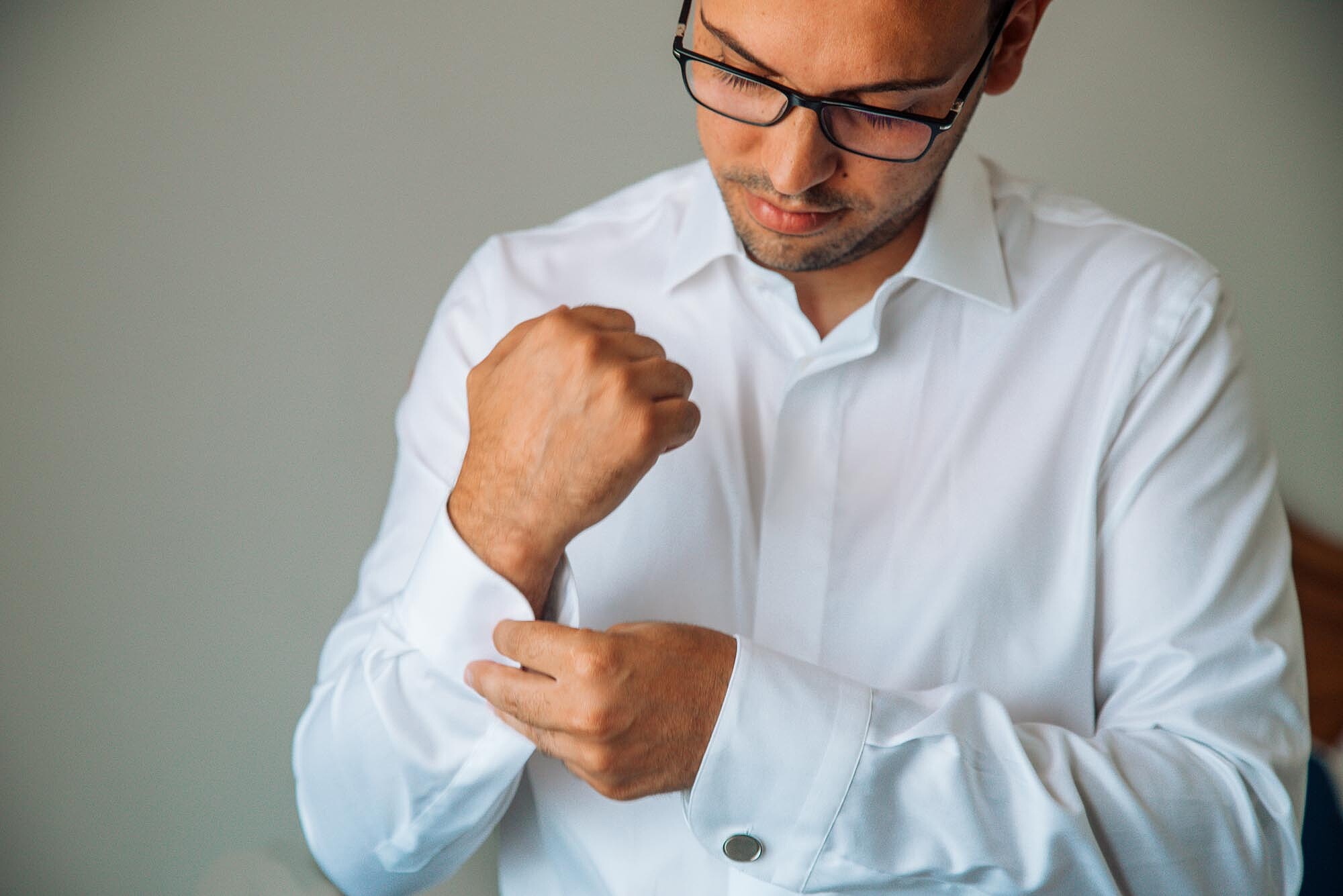 Noivo a ajeitar a camisa