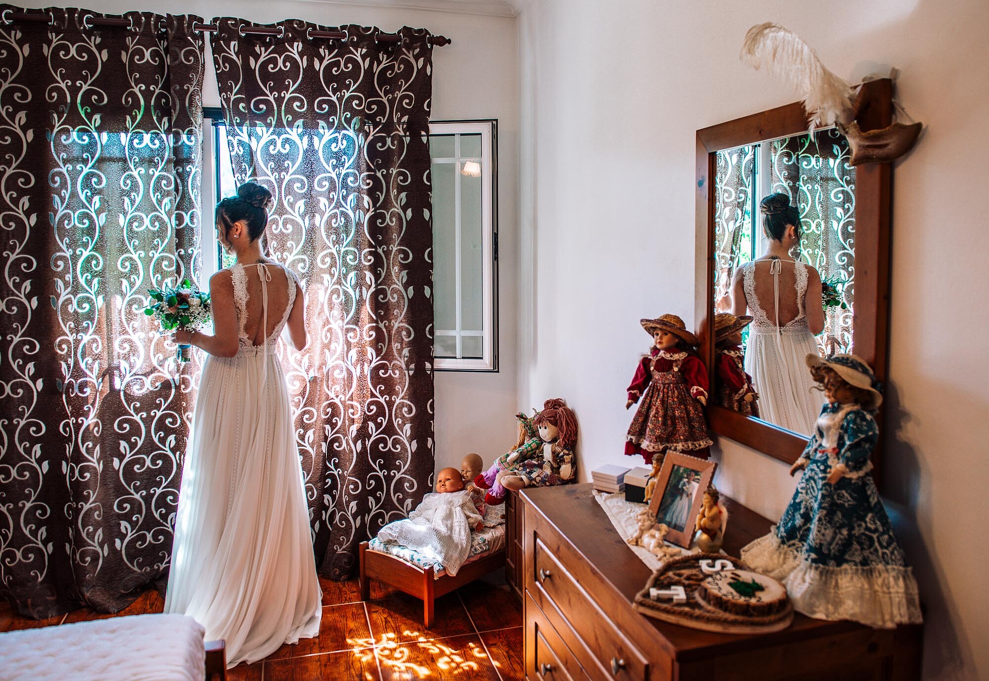 Noiva de costas a segurar o buque