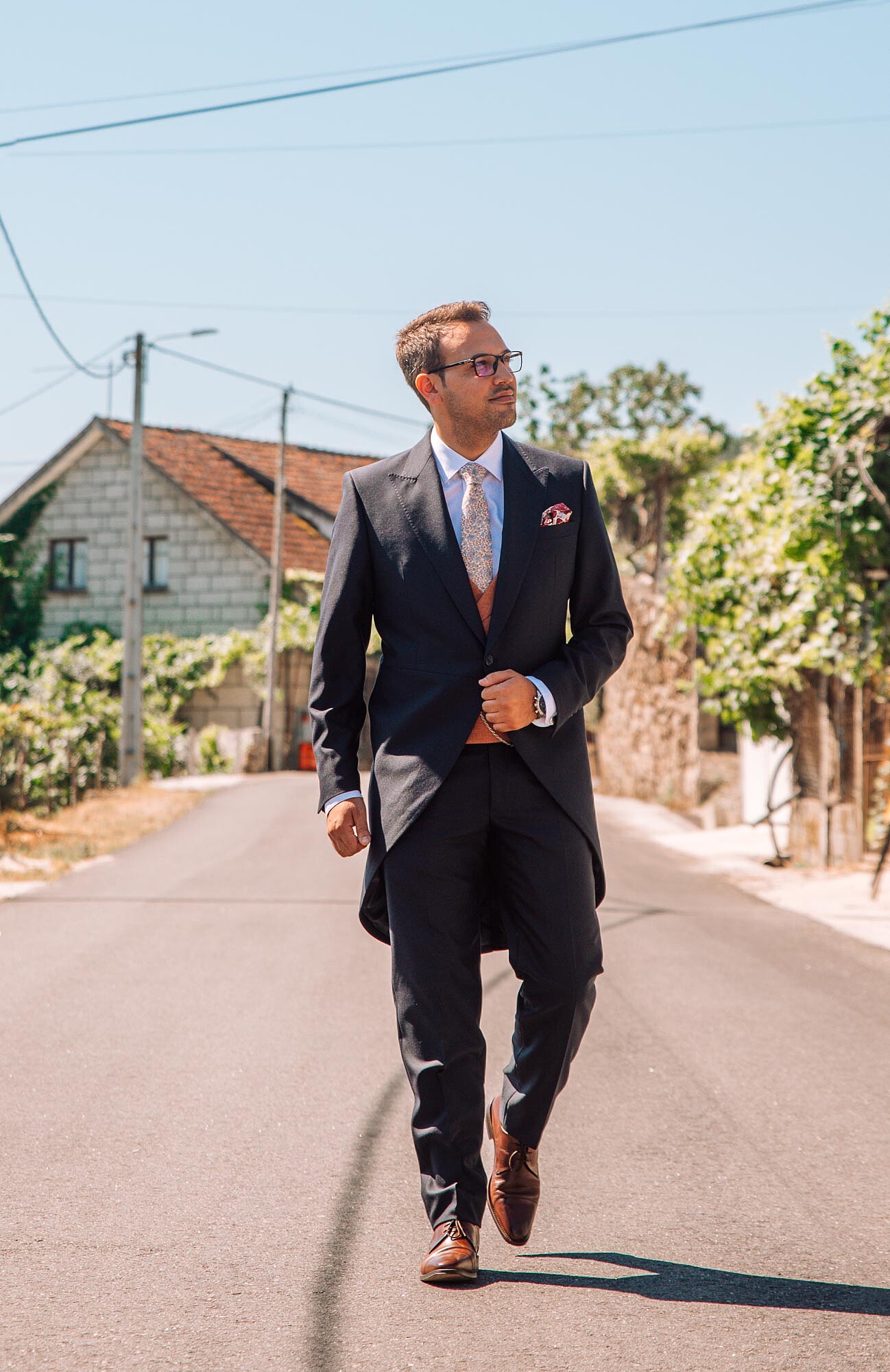 Noivo a caminhar pela a estrada