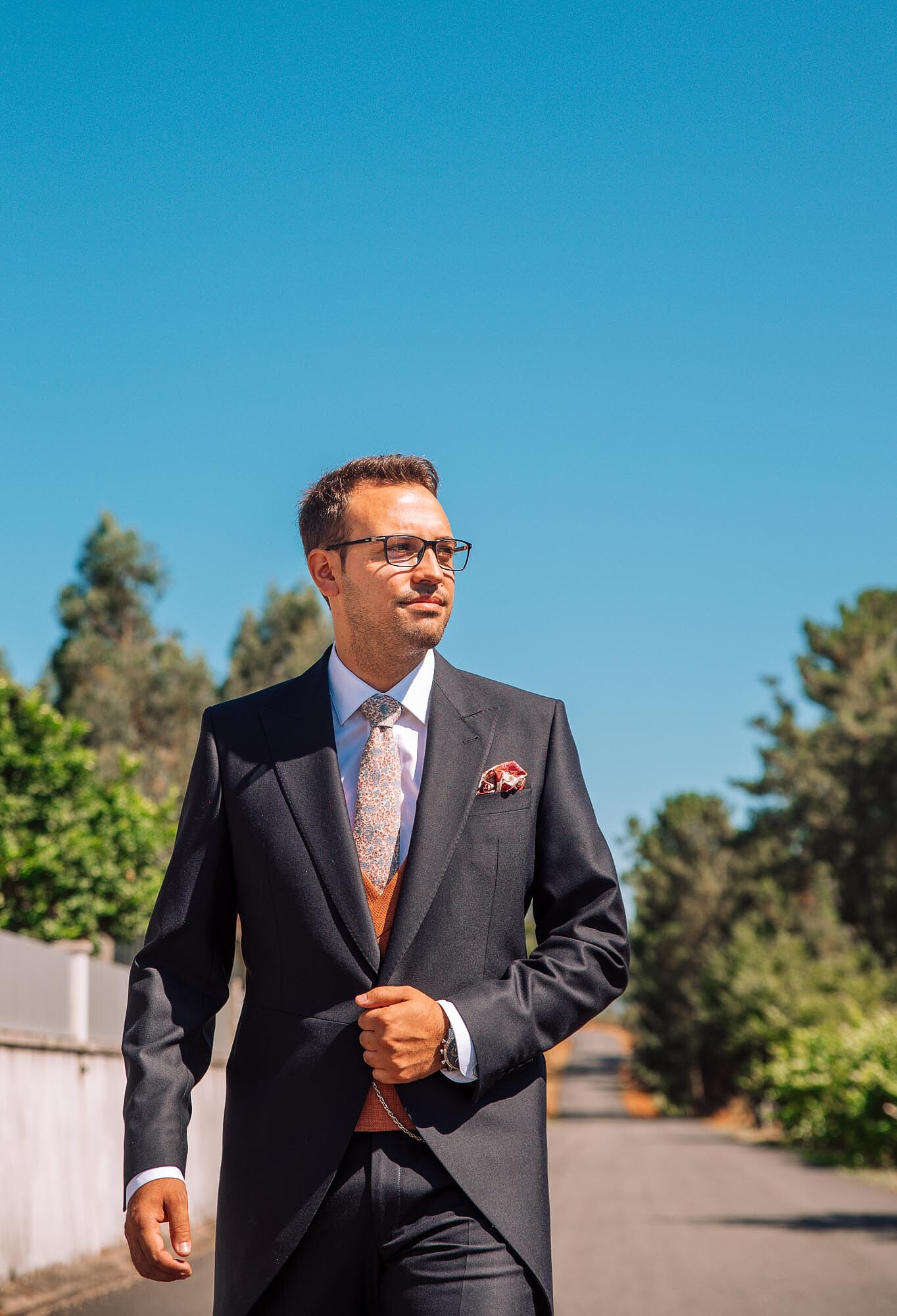 Noivo a olhar para o lado