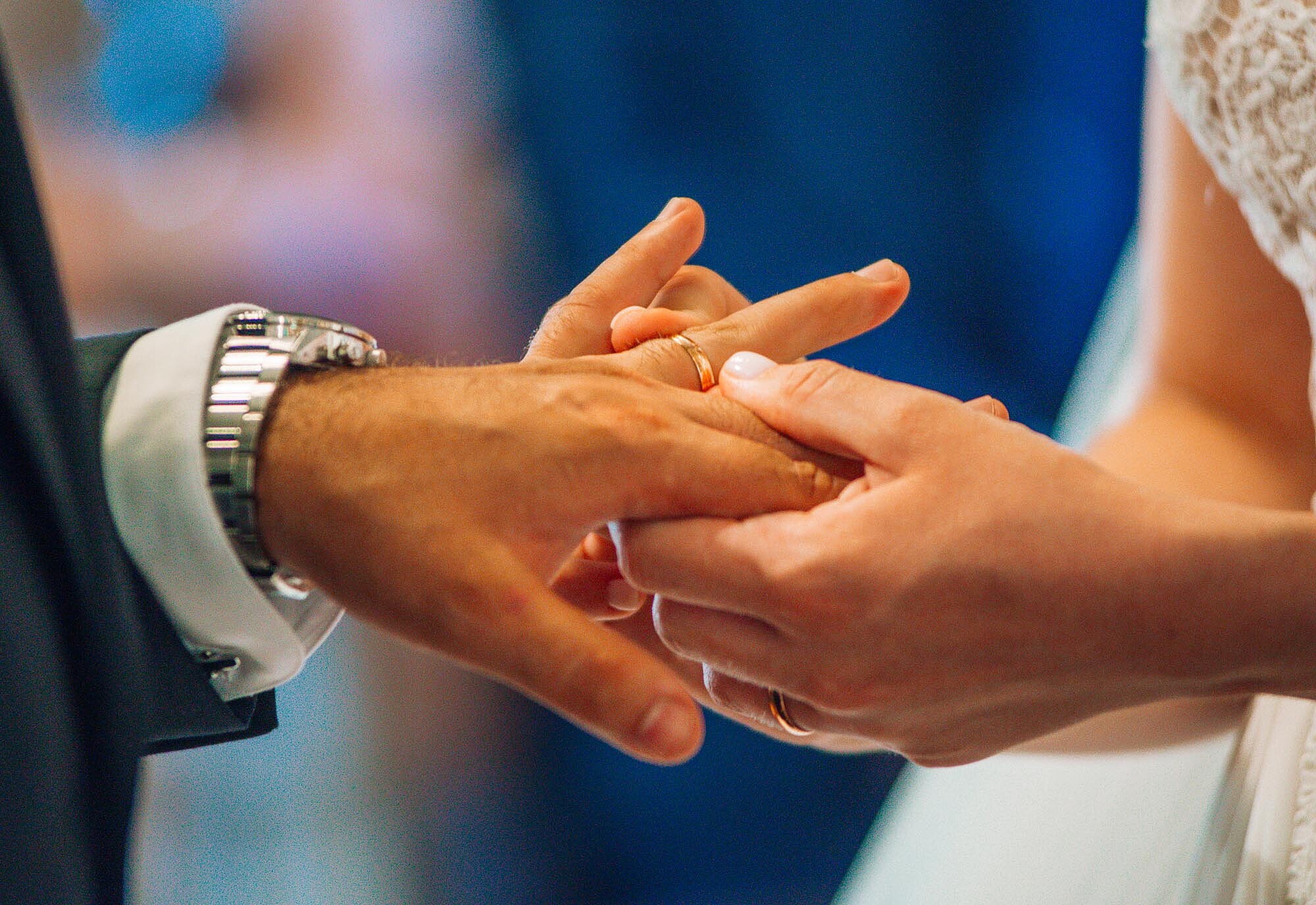 Noiva a colocar o anel no Noivo