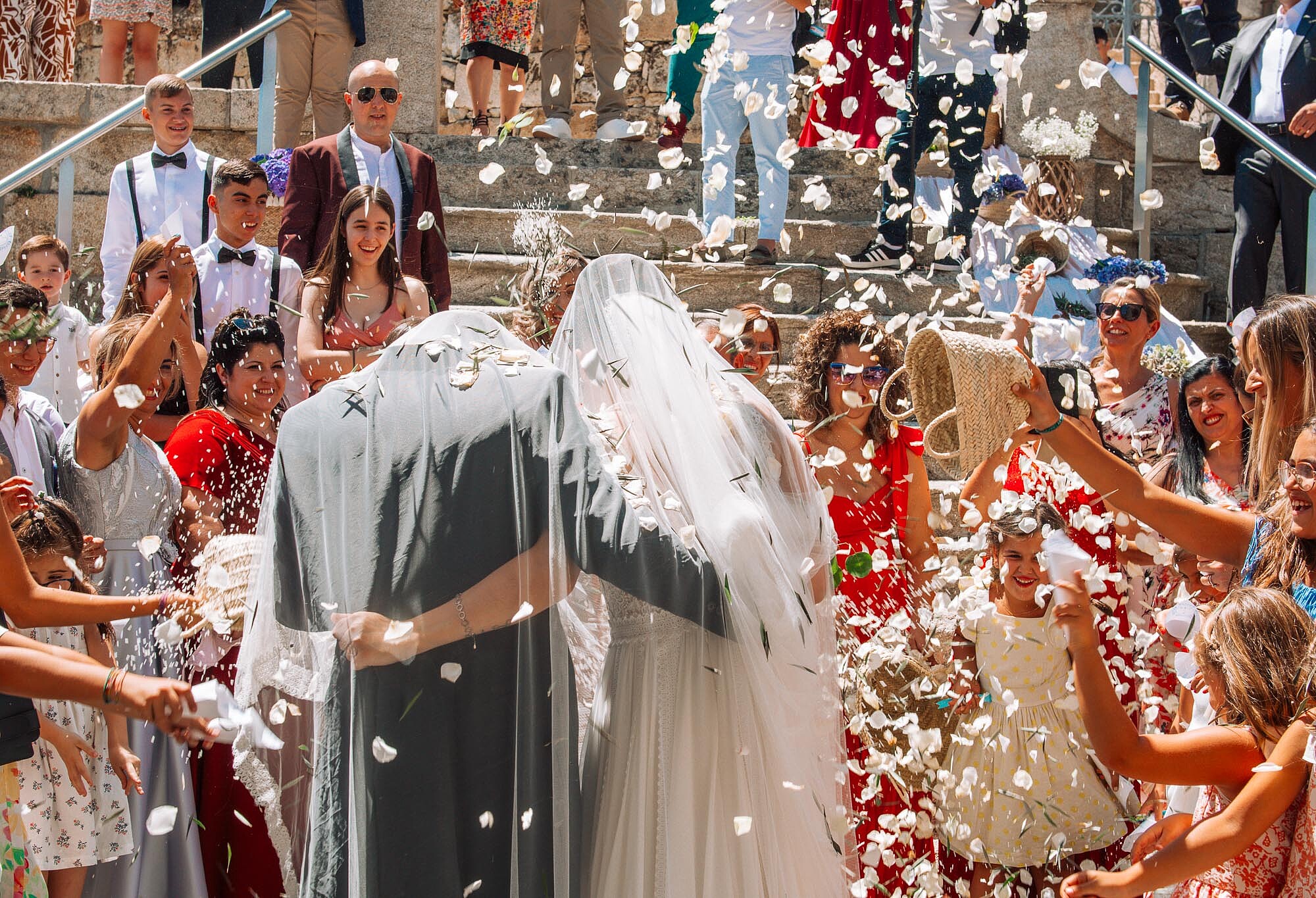 Casal com a cabeça abaixada depois de saírem da igreja