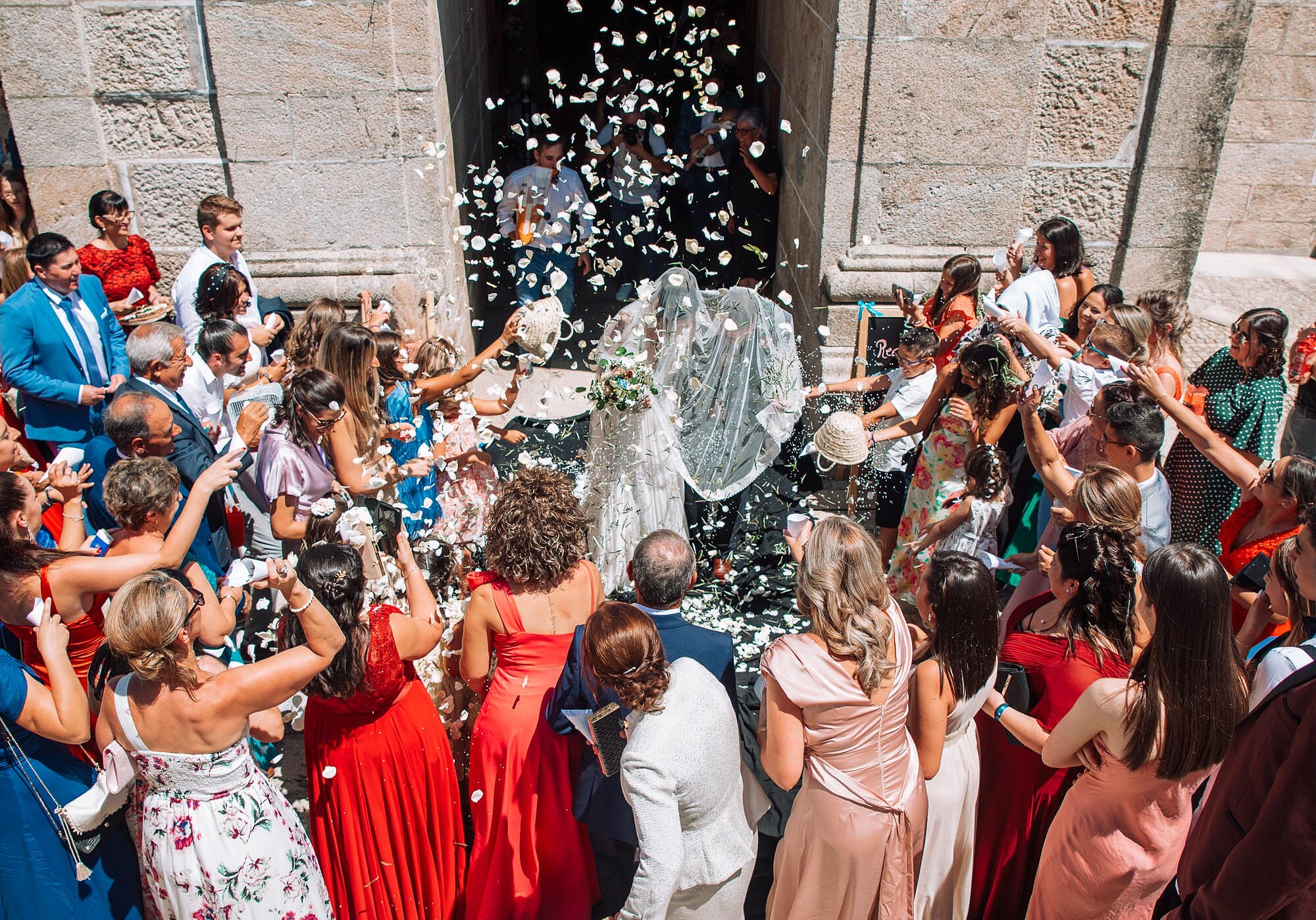 Casal a sair da igreja