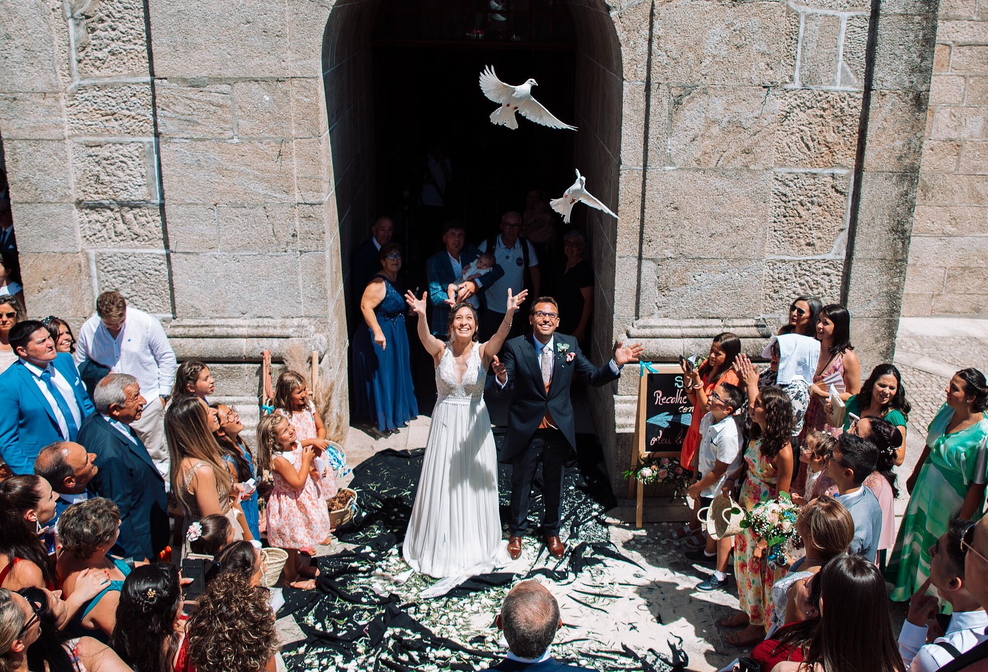 Casal a soltar as pombas