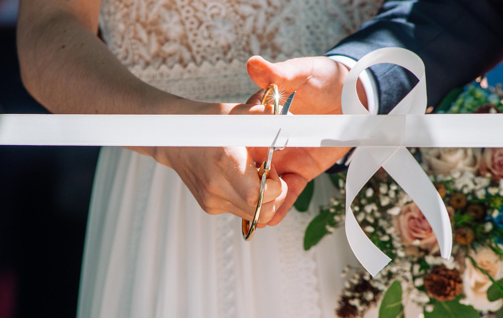 Casal a cortar a fita para entrar na quinta