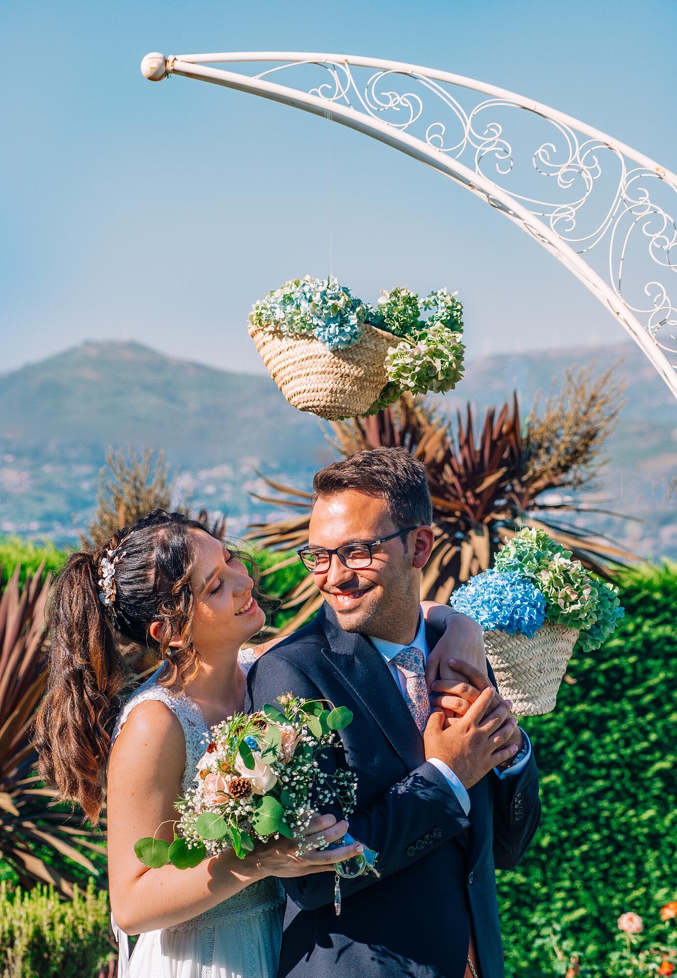 Casal a olhar um para o outro apaixonadamente
