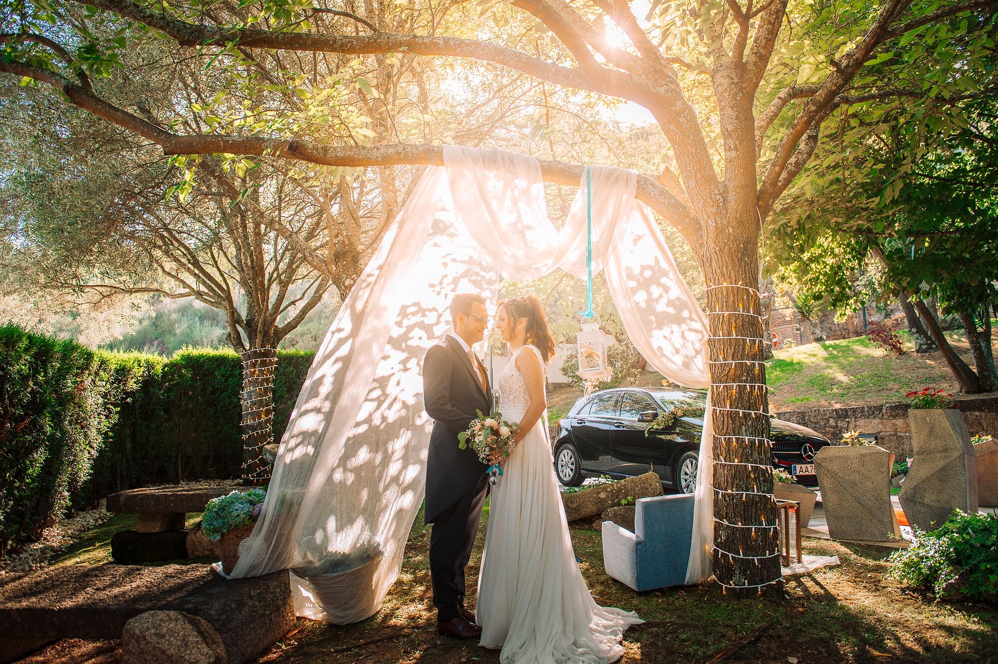 Casal debaixo de uma árvore de mãos dadas