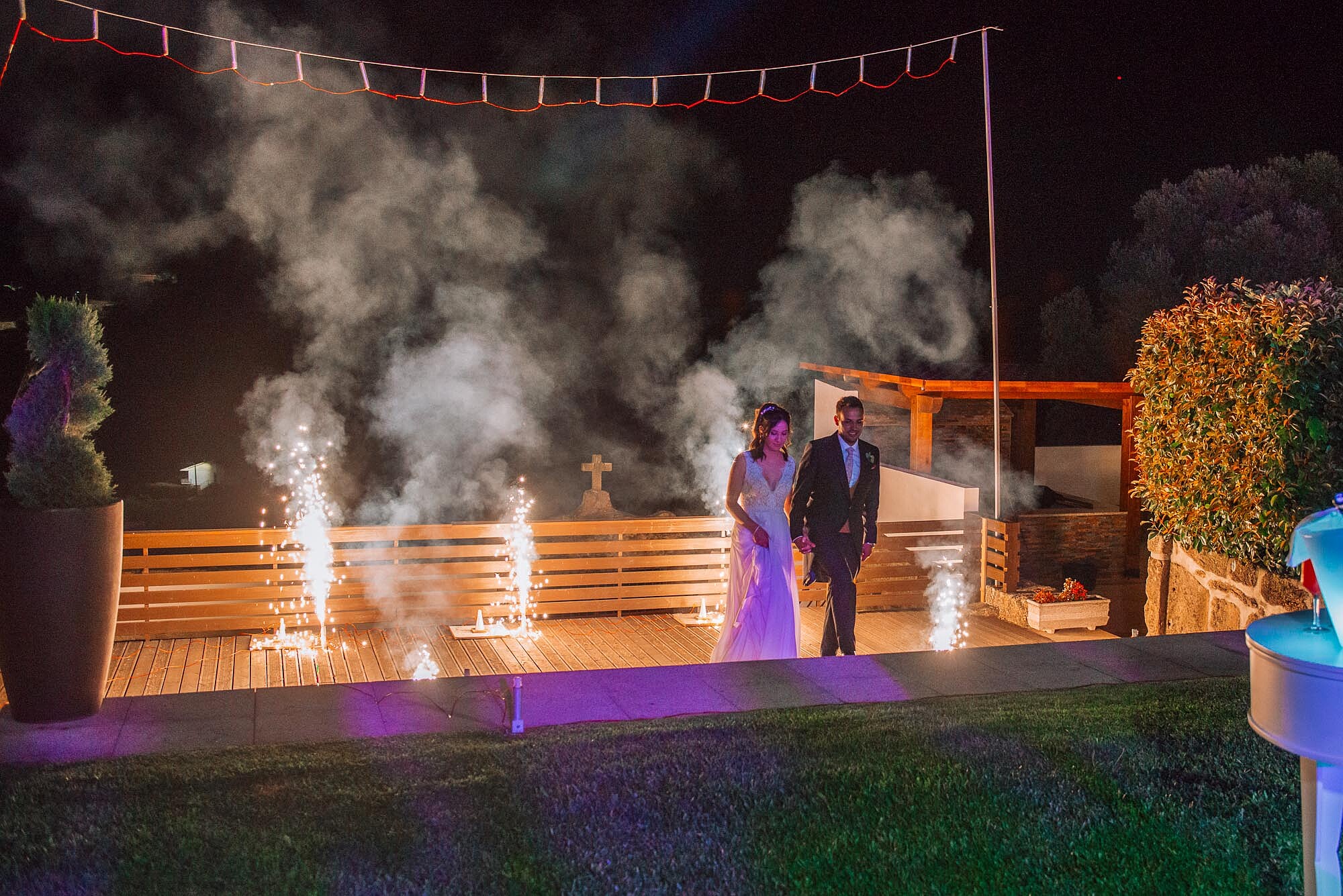 Casal a ir cortar o bolo