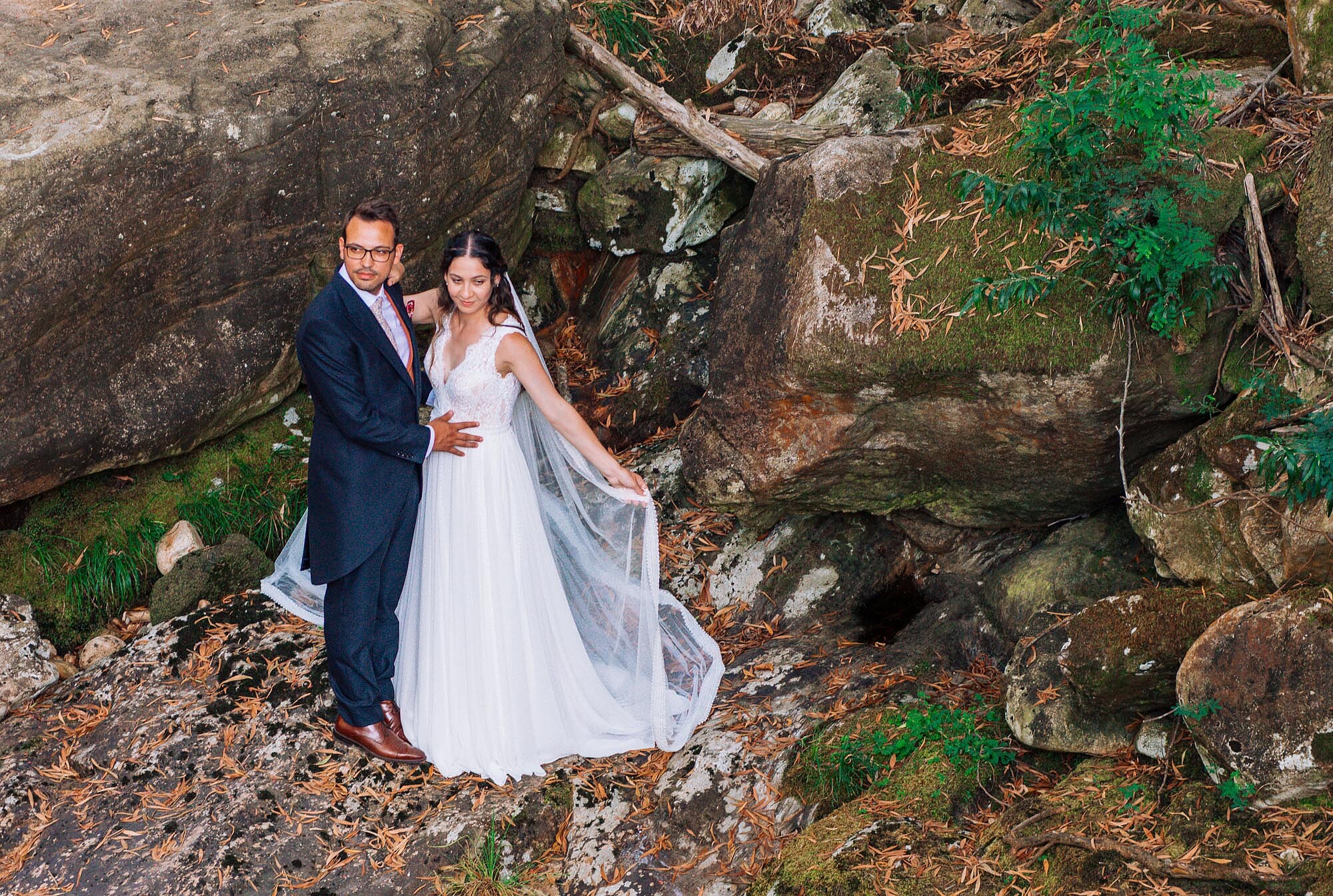 Pós Casamento :: Casal abraçados a olharem para o lado