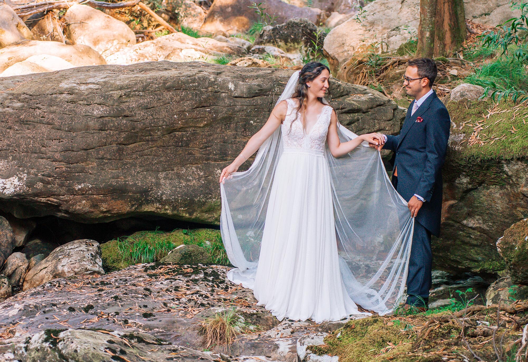 Pós Casamento :: Homem a segurar no véu da Noiva