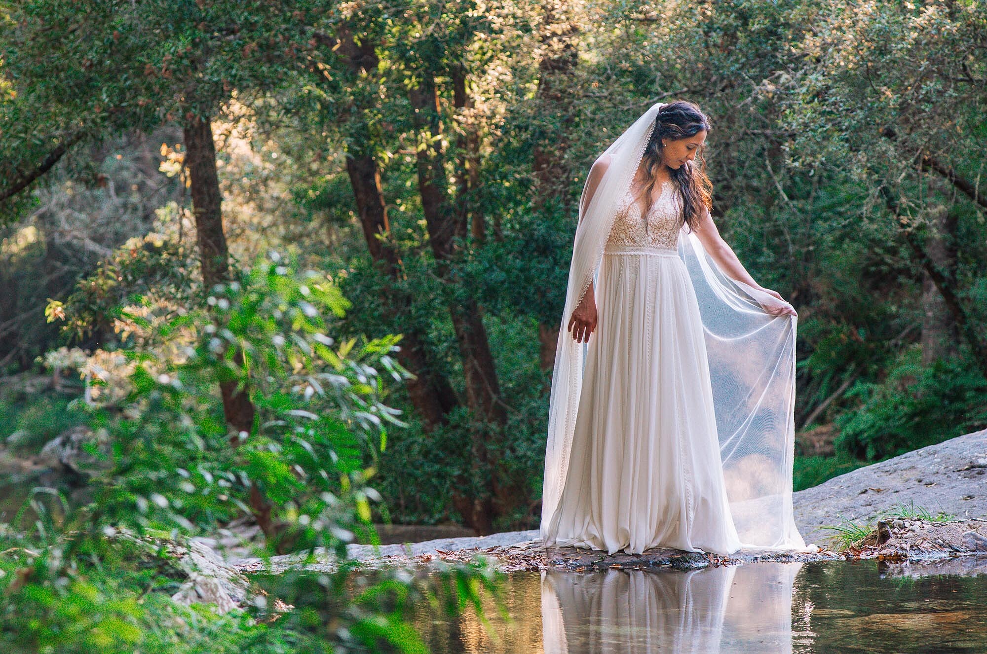 Pós Casamento :: Mulher a segurar no véu a beira do lago