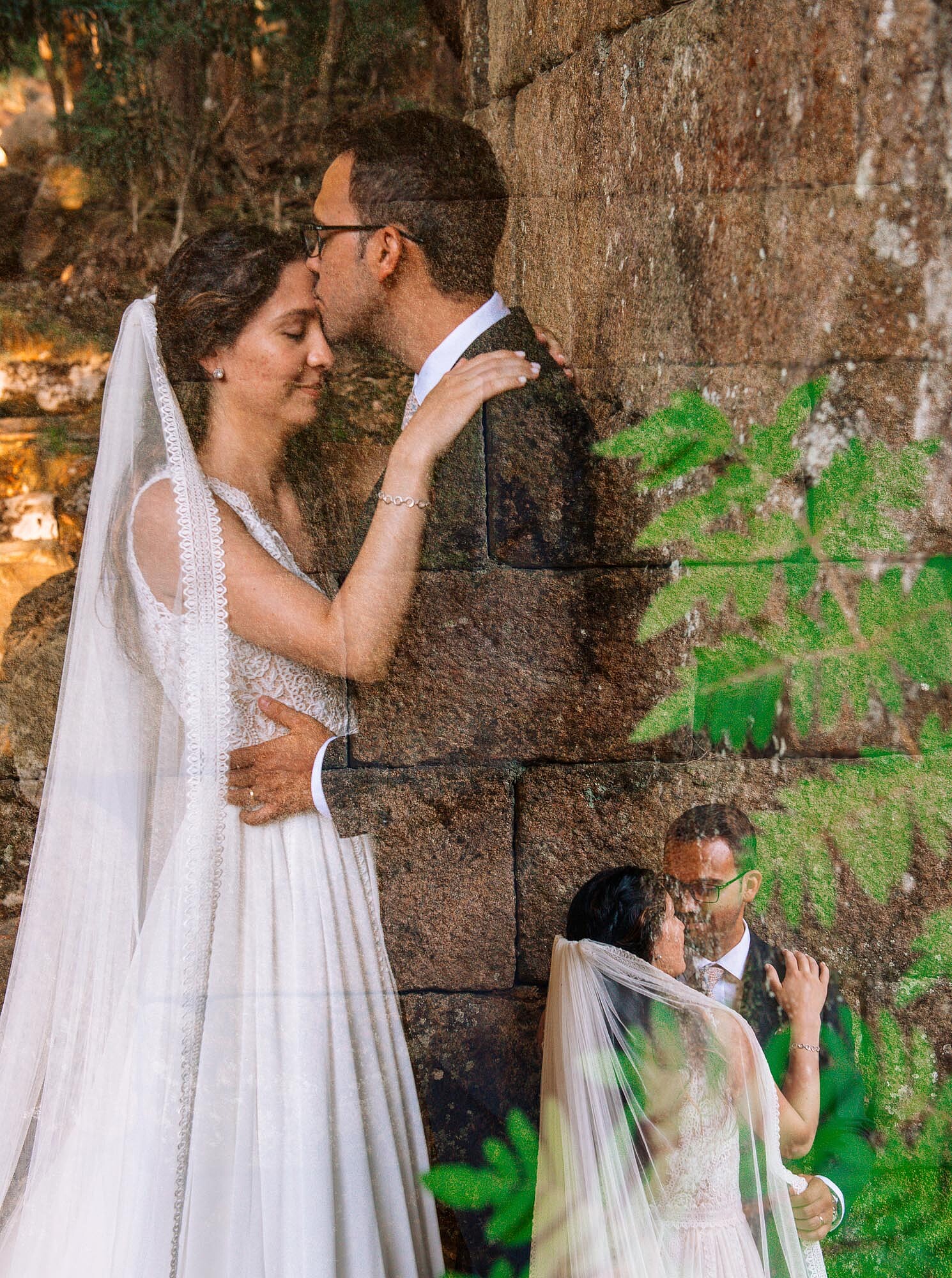 Pós Casamento :: Homem a dar beijo na testa da Esposa