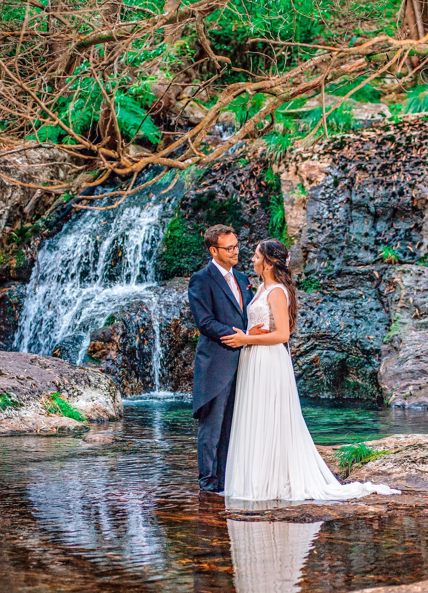 Pós Casamento :: Casal a beira do lago a olhar um para o outro apaixonadamente