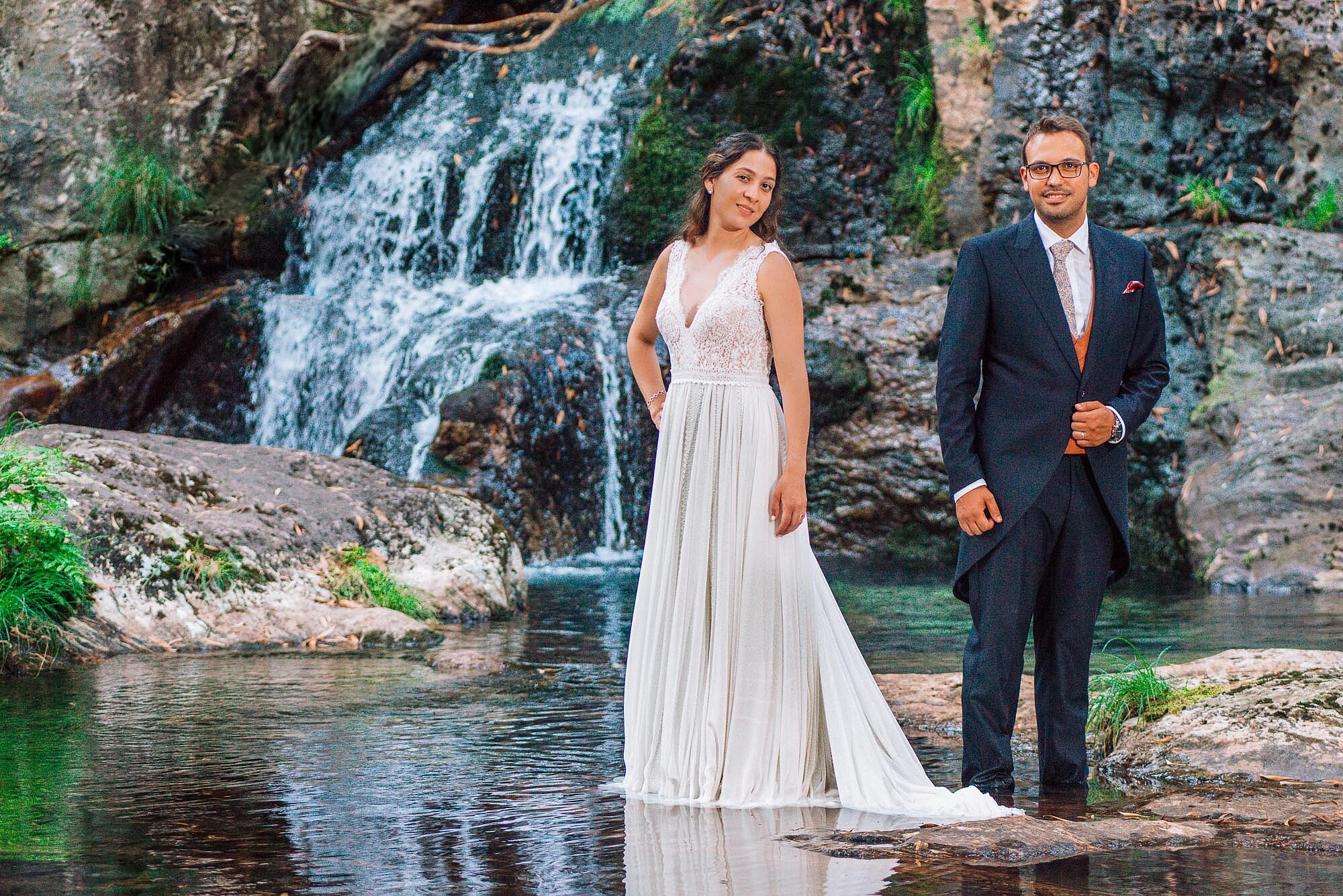 Pós Casamento:: Casal a fazer pose dentro do lago