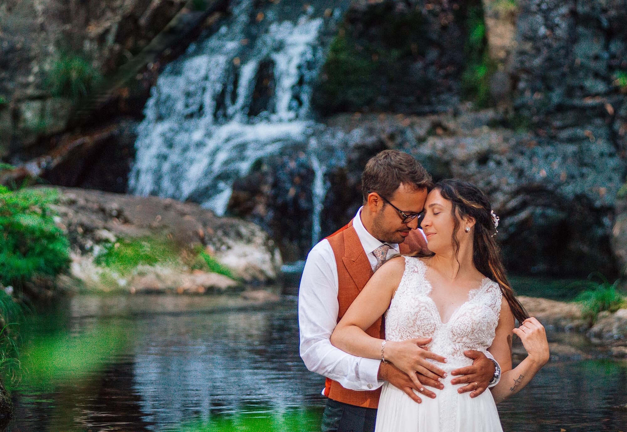 Pós Casamento :: Homem a abraçar por trás a Mulher a beira da Cascata