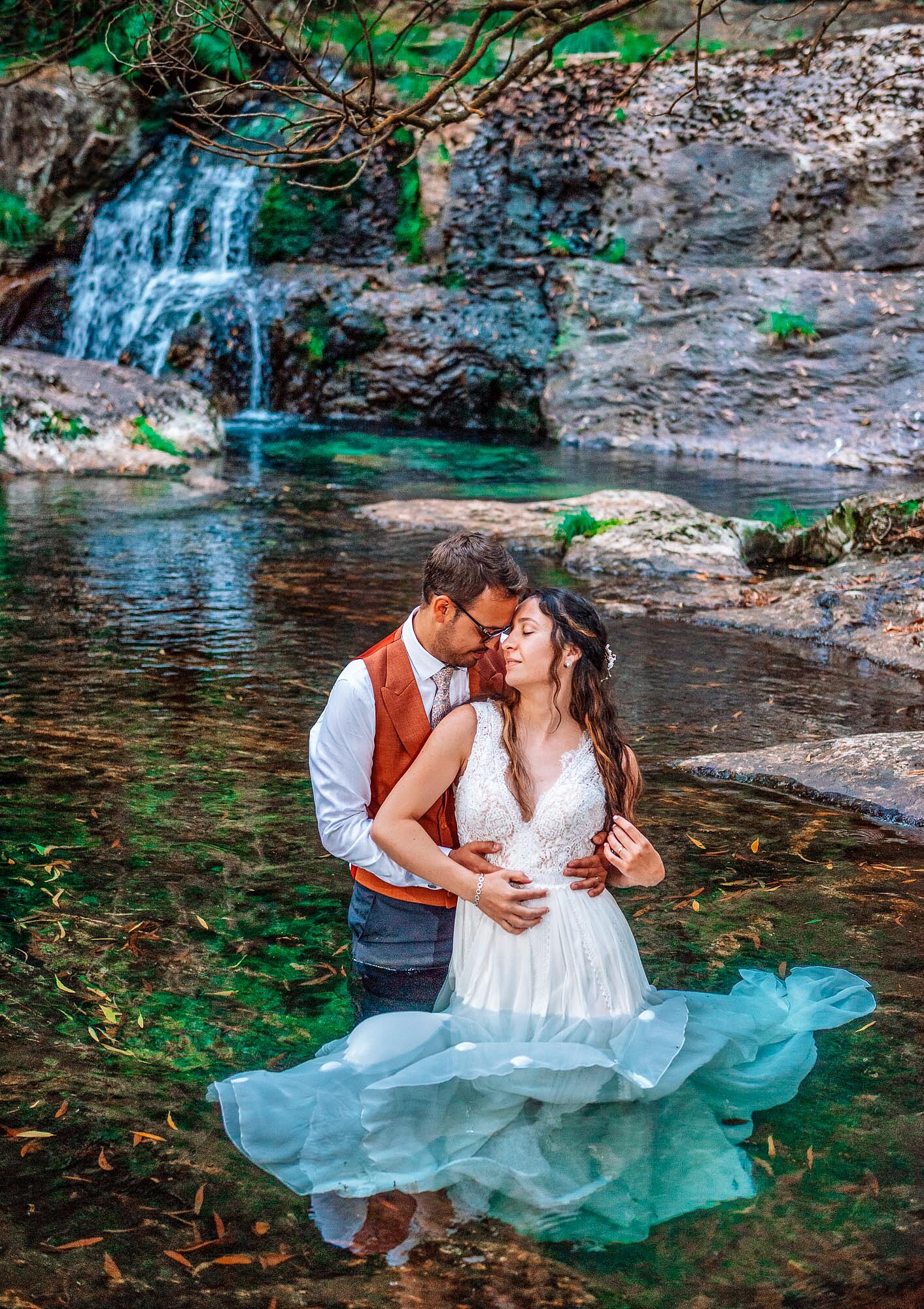 Pós Casamento :: Casal dentro do lago com a cabeça encostada uma na outra