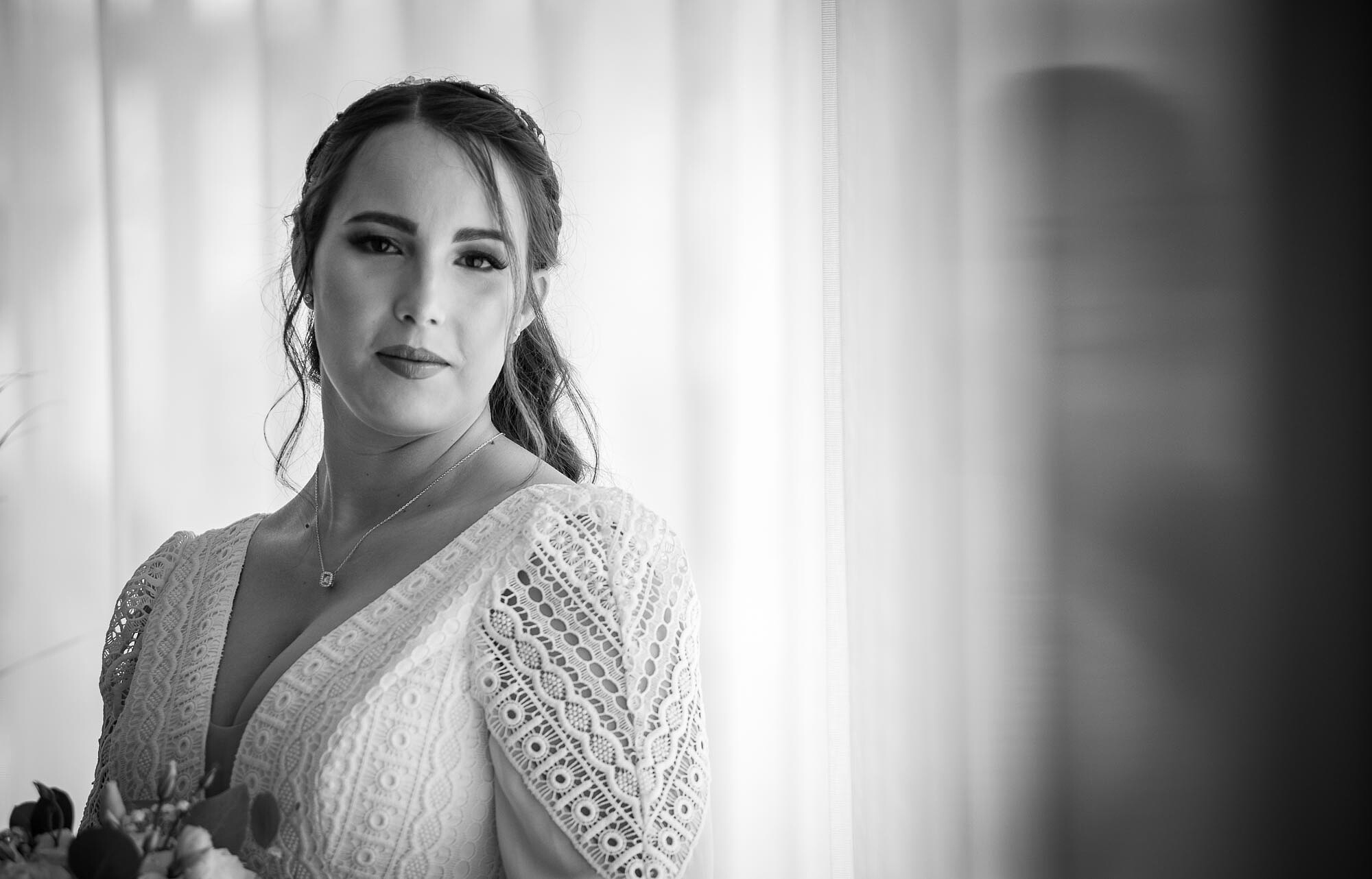 Noiva a olhar para a camara