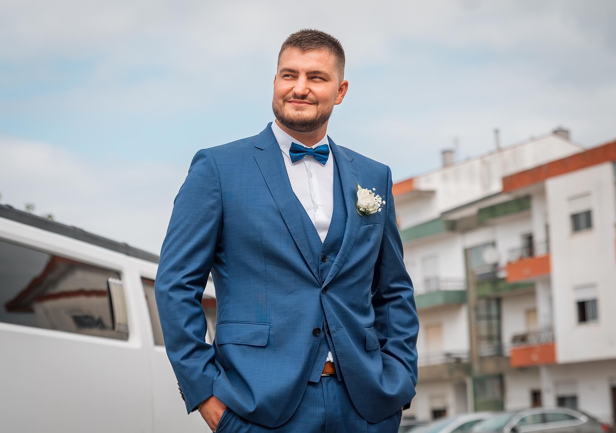 Noivo com as mãos do bolso